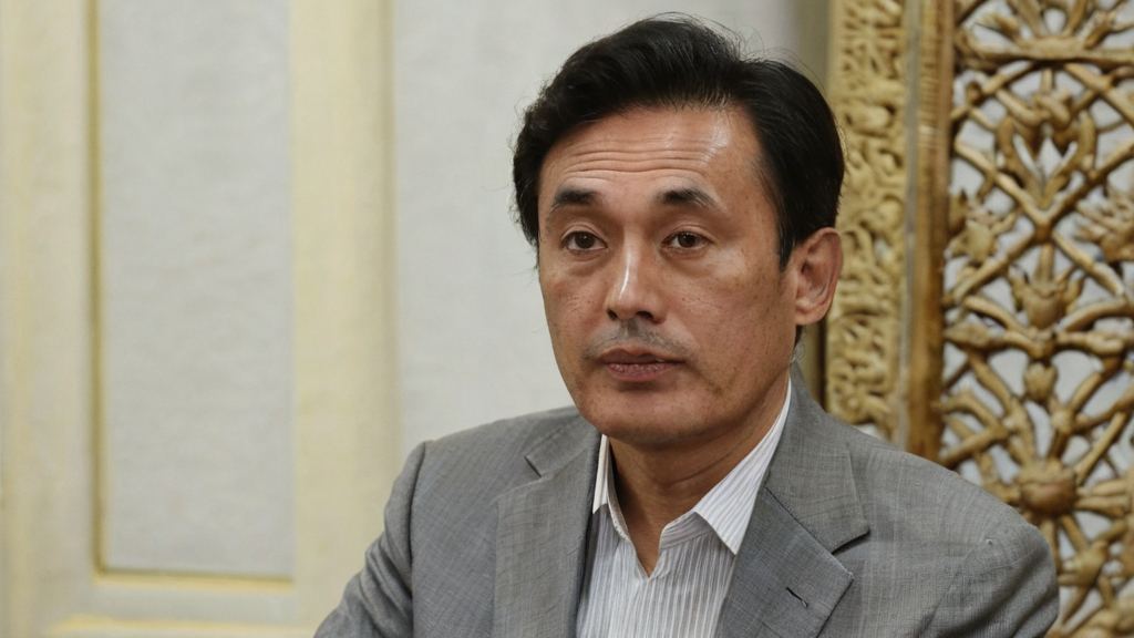 刘可颖在海外市探寻异国风情时被吃瓜老头照片背后故事引发关注