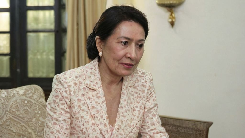 东方舞神杨丽萍因直播意外曝光与互联网主播小丽的吃瓜反差引发热议